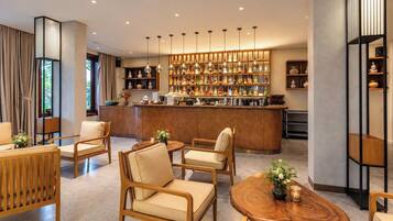 Un área de bar moderna con mobiliario de madera y una variedad de botellas.