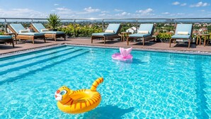 Une piscine équipée de chaises longues et de jeux gonflables.