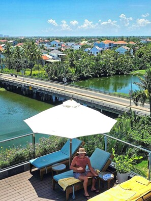 2 outdoor pools, sun loungers