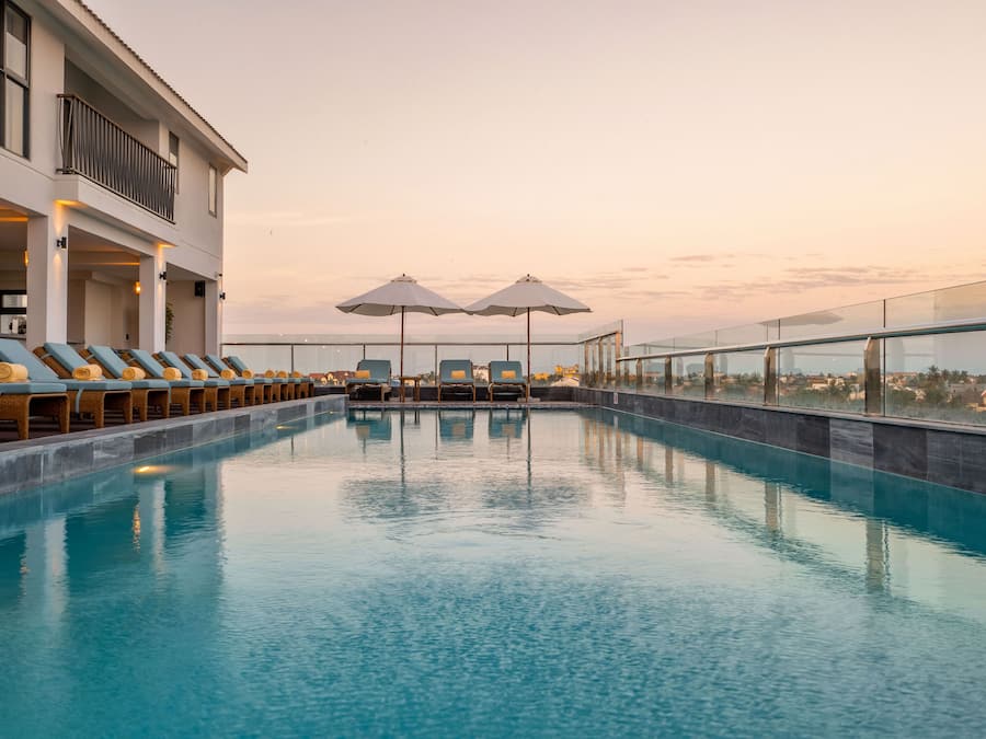 2 outdoor pools, pool loungers