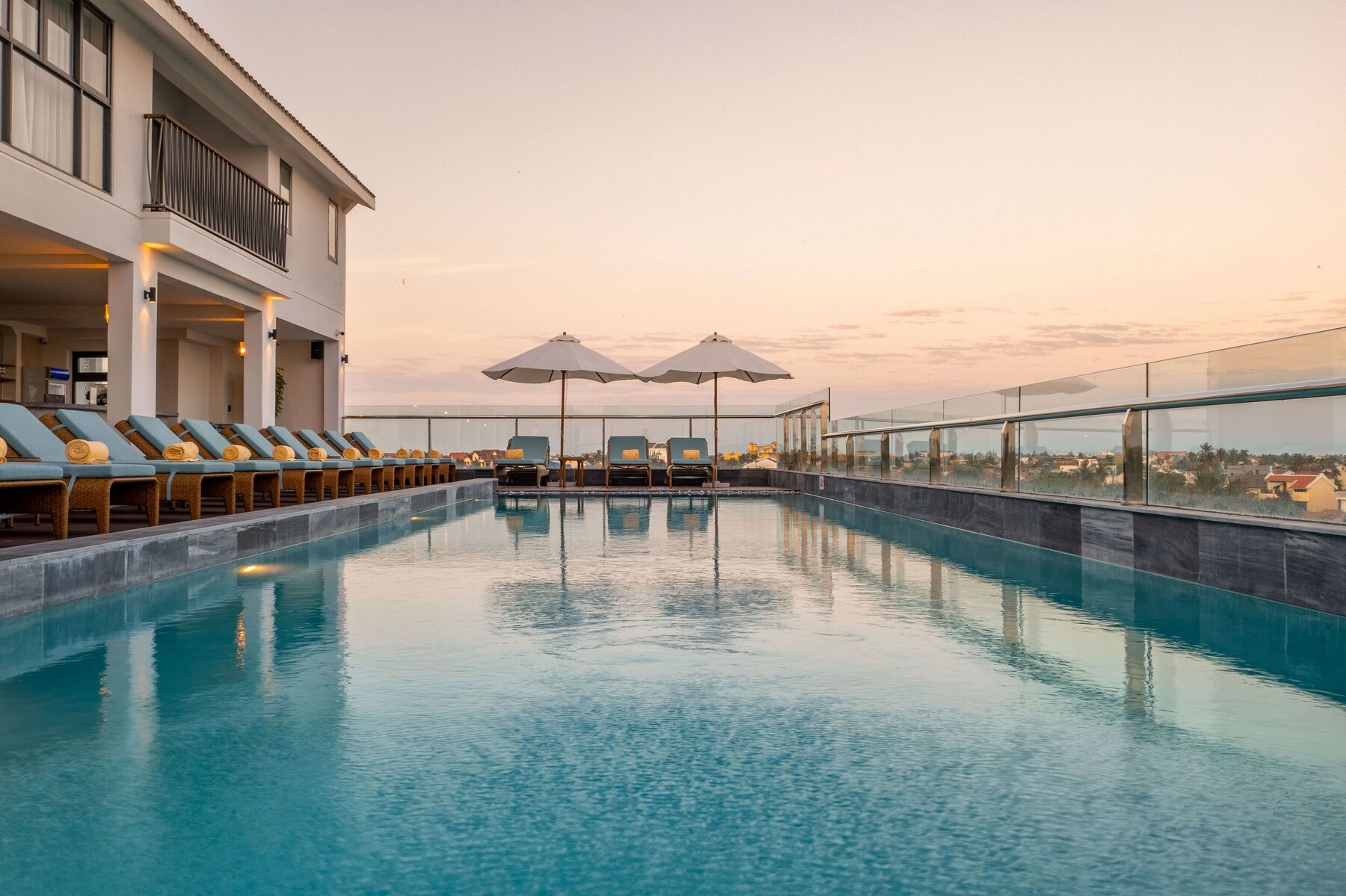 2 outdoor pools, sun loungers