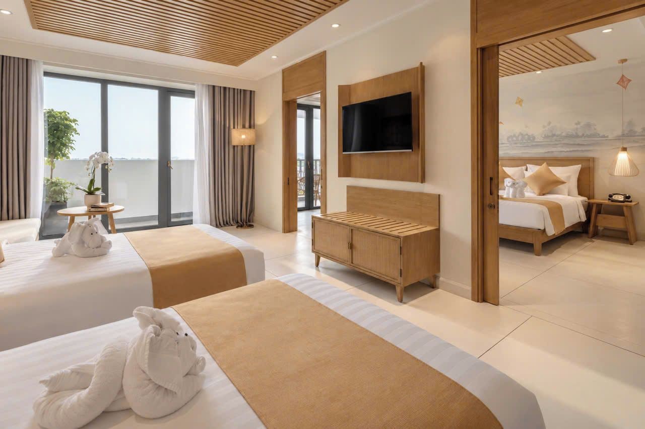 Une chambre d’hôtel avec deux lits, une télévision, une armoire en bois et un balcon avec des rideaux.