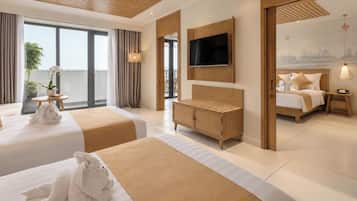 Une chambre d’hôtel avec deux lits, une télévision, une armoire en bois et un balcon avec des rideaux.