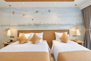 Une chambre d’hôtel avec deux lits, une fresque représentant un paysage fluvial et un téléphone sur la table de chevet.