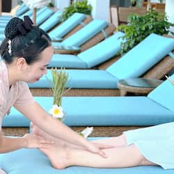 2 hồ bơi ngoài trời, ghế dài tắm nắng