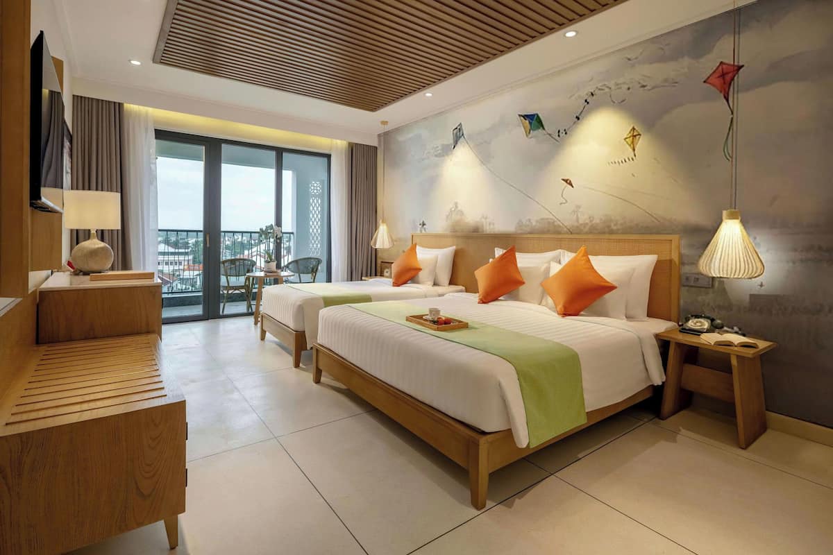 Familien-Dreibettzimmer | 2 Schlafzimmer, Minibar, Schreibtisch, laptopgeeigneter Arbeitsplatz