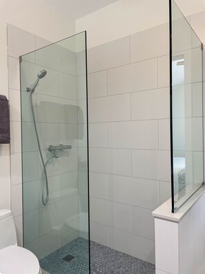 Towels, soap, toilet paper - REMODELED 2 BED/2 BATH CONDO W/OCEAN & MOUNTAIN VIEWS (Kihei)