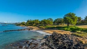 Playa en los alrededores, camastros y toallas de playa 
