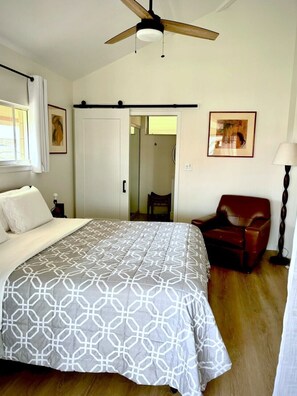 2 habitaciones, escritorio y tabla de planchar con plancha 