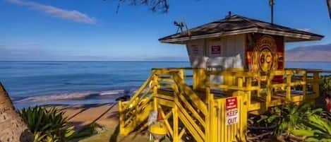Beach nearby, sun-loungers, beach towels