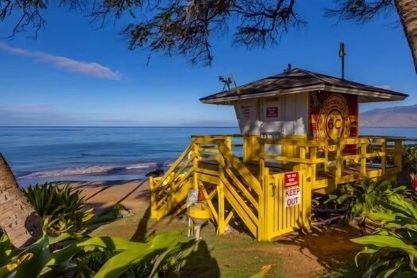 Ubicación cercana a la playa, tumbonas y toallas de playa