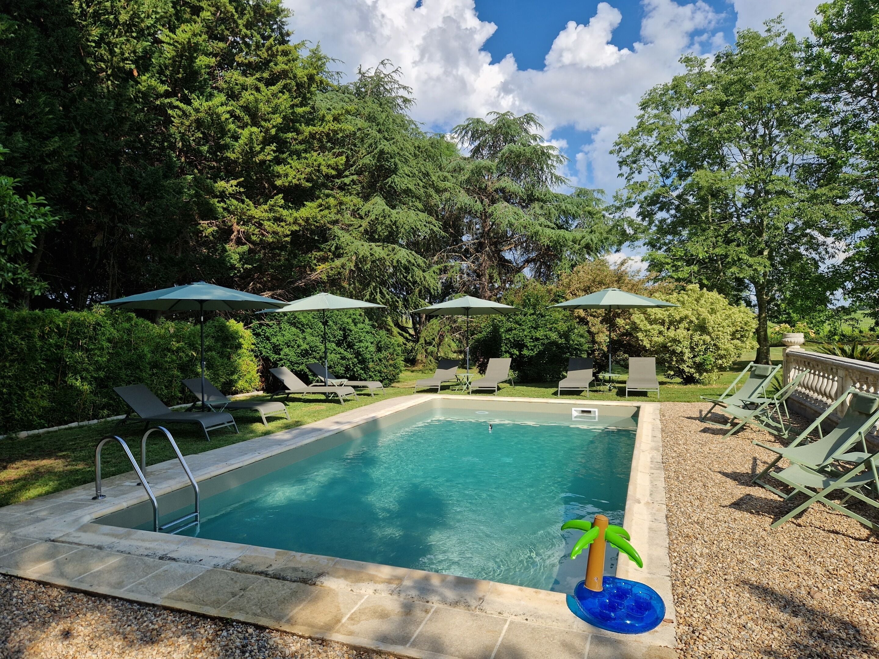 Kolam renang outdoor, dengan kursi berjemur