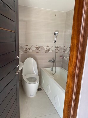 Combined shower/bathtub, towels