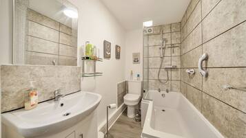 Combined shower/bathtub, hair dryer, towels