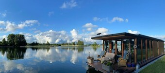 Houseboat - Sleeps 2 & Free Parking