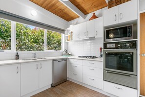 Frigorífico, microondas, horno y placa de cocina