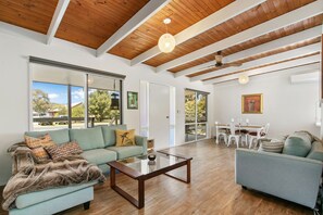 Smart TV, DVD player, books, video library - Located one street back from Lake Victoria 100m from the playground and shops (Loch Sport)