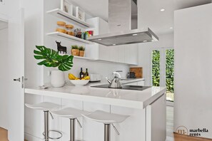 Frigorífico, microondas, horno y placa de cocina