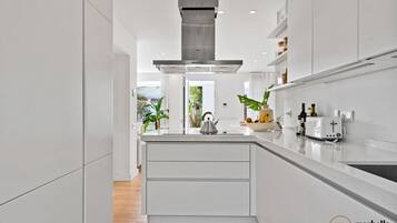 Frigorífico, microondas, horno y placa de cocina