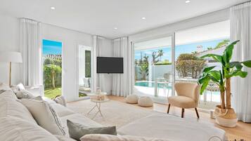 Una Smart TV, un reproductor de DVD, libros, un reproductor estéreo