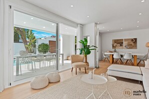 Una Smart TV, un reproductor de DVD, libros, un reproductor estéreo