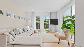 Una Smart TV, un reproductor de DVD, libros, un reproductor estéreo