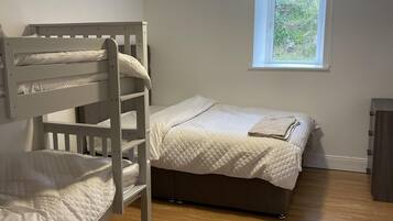 2 dormitorios, tabla de planchar con plancha, wifi y ropa de cama