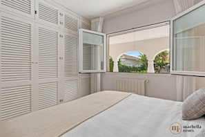 3 Schlafzimmer, Schreibtisch, Bügeleisen/Bügelbrett, Reisekinderbett