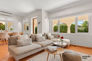 TV, DVD player, stereo - Beachfront Villa Casa Mosa | Ref. #32 (Marbella)