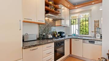 Een koelkast, een magnetron, een oven, een kookplaat