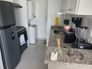 Réfrigérateur, micro-ondes, plaque de cuisson, cafetière/bouilloire