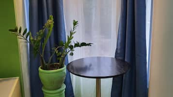 Habitación (GREEN BAMBOO) | Ropa de cama hipoalergénica, caja fuerte, sistema de insonorización