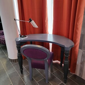 PURPLE STONE ROOM | Living area