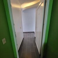 Ropa de cama hipoalergénica y caja de seguridad en la habitación 