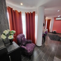 Ropa de cama hipoalergénica y caja de seguridad en la habitación 