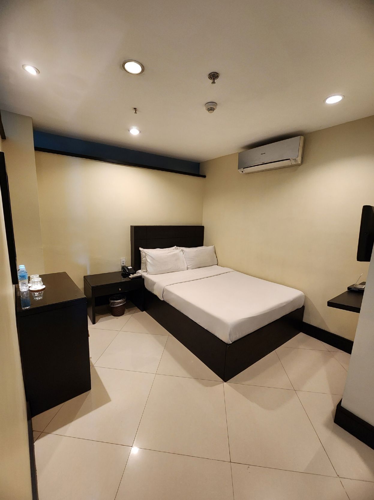 Free WiFi, bed sheets