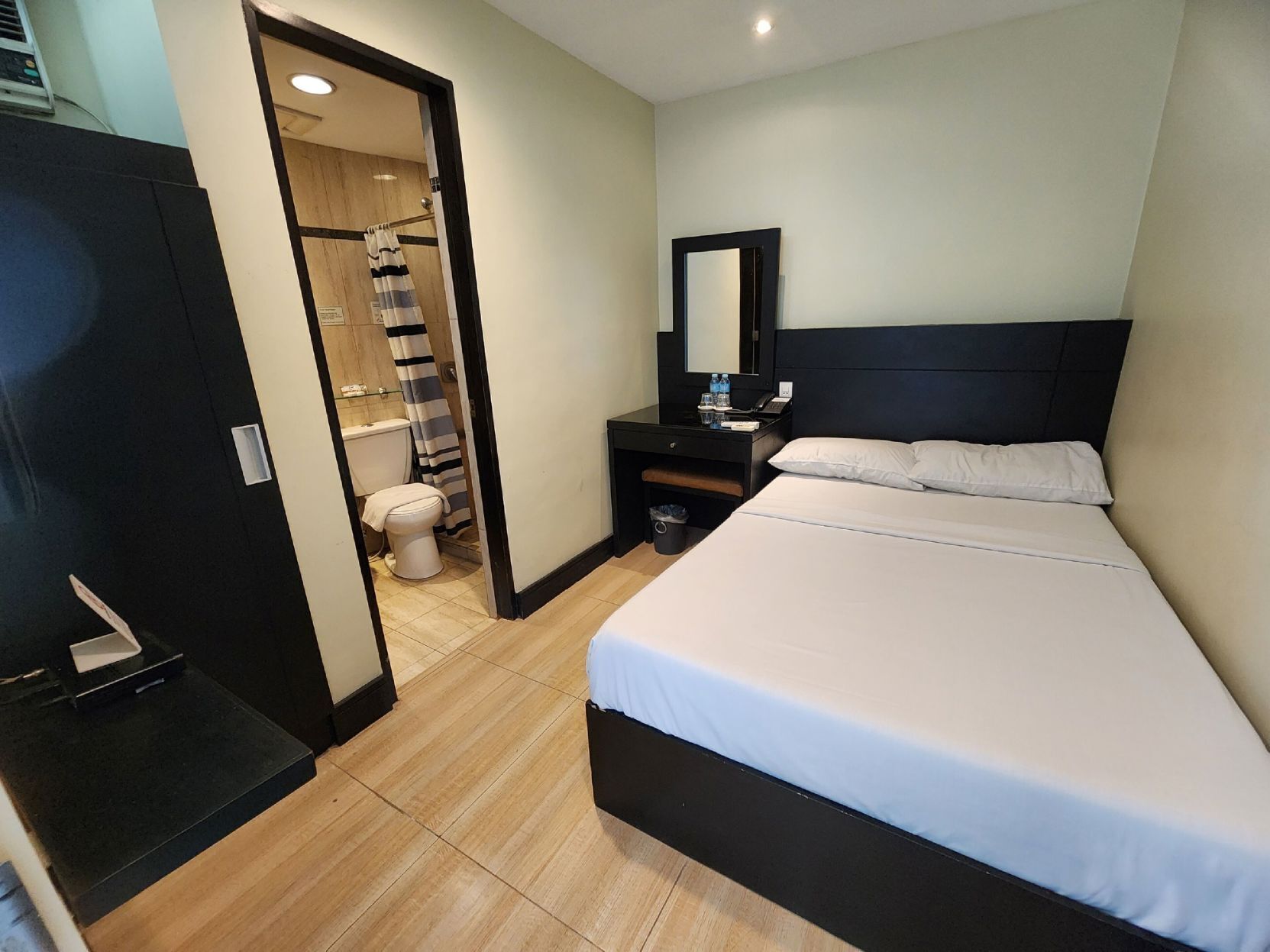 Free WiFi, bed sheets