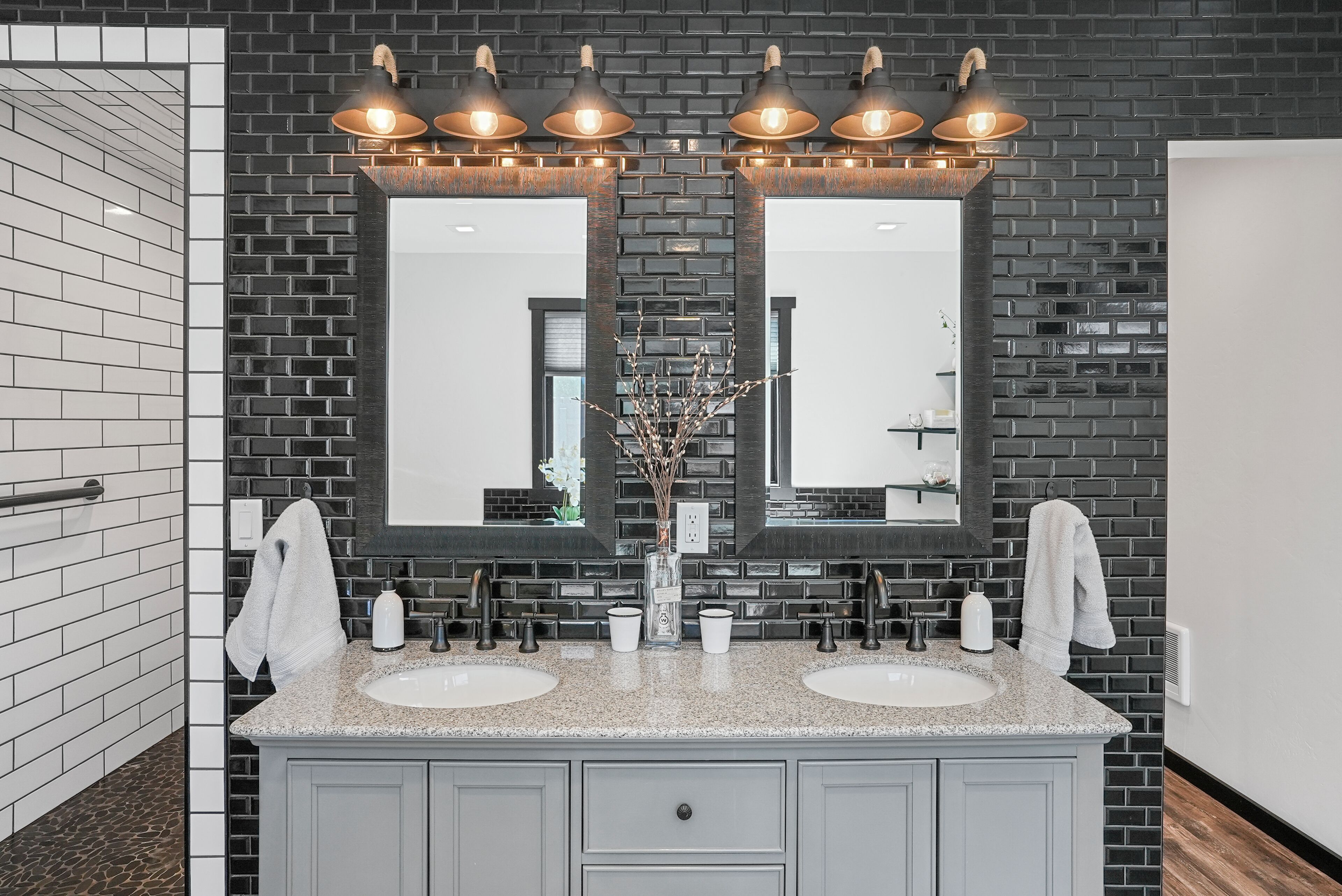 淋浴设施、按摩浴缸、吹风机、毛巾