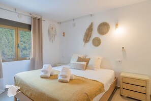 4 bedrooms, iron/ironing board, free WiFi, bed sheets