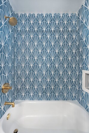 Badewanne, Haartrockner, Handtücher
