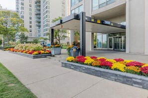 Property grounds - Classic Lakeview 2BR w/ Deck, Pool & Gym, nr Lincoln Park, by Blueground (Chicago)