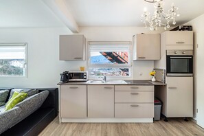 Een koelkast, een microgolfoven, een oven, een kookplaat