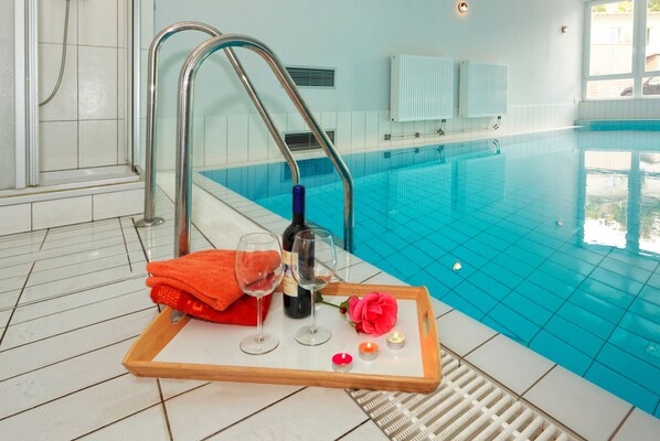 Innendørsbasseng og et oppvarmet basseng