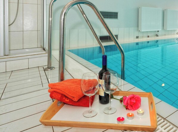 Indoor pool, a heated pool - Apartment "Villa Marin 1" close to the Beach with Shared Pool & Wi-Fi (Zinnowitz)