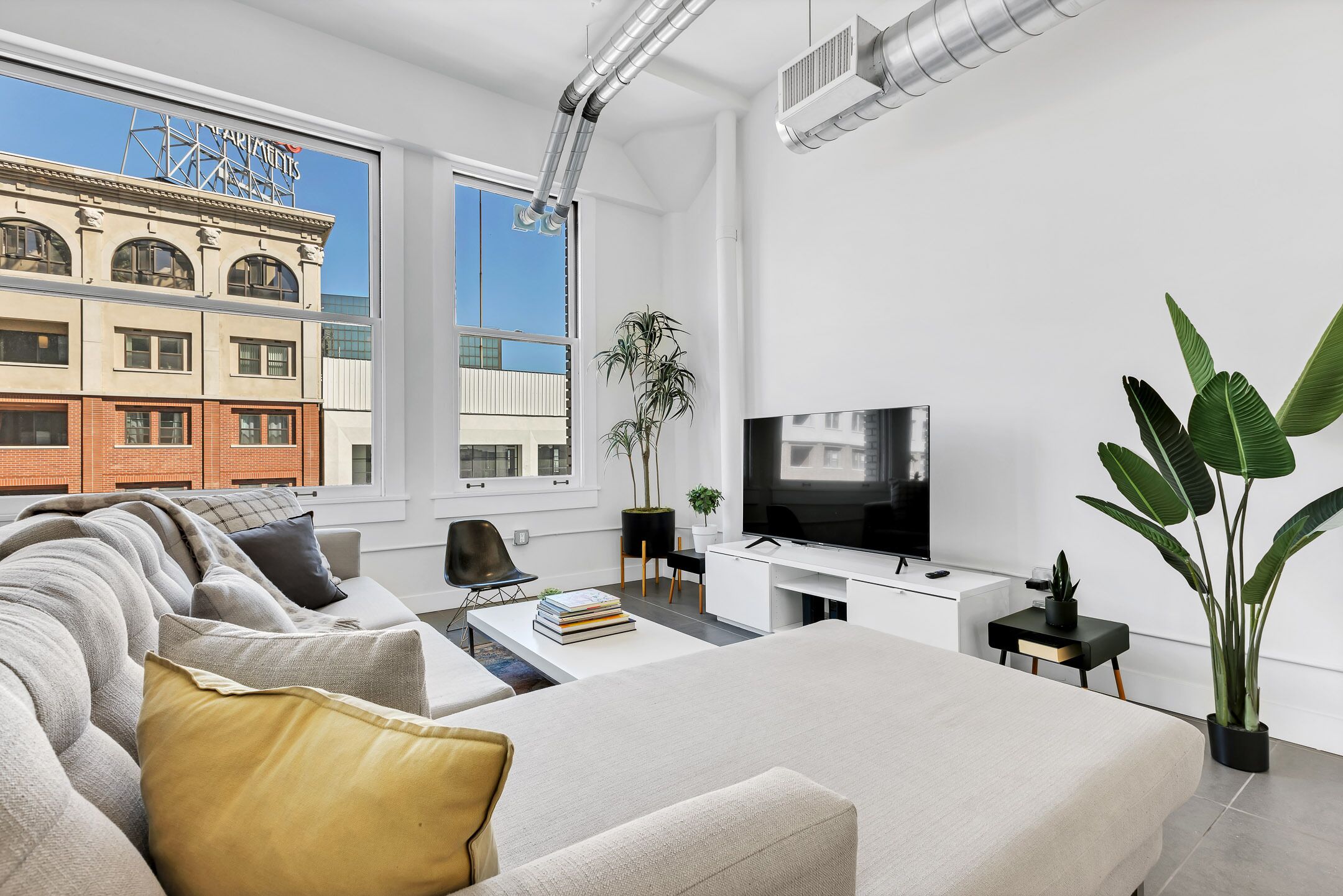 1BD | Condo | Great Sunlight + Rooftop Pool