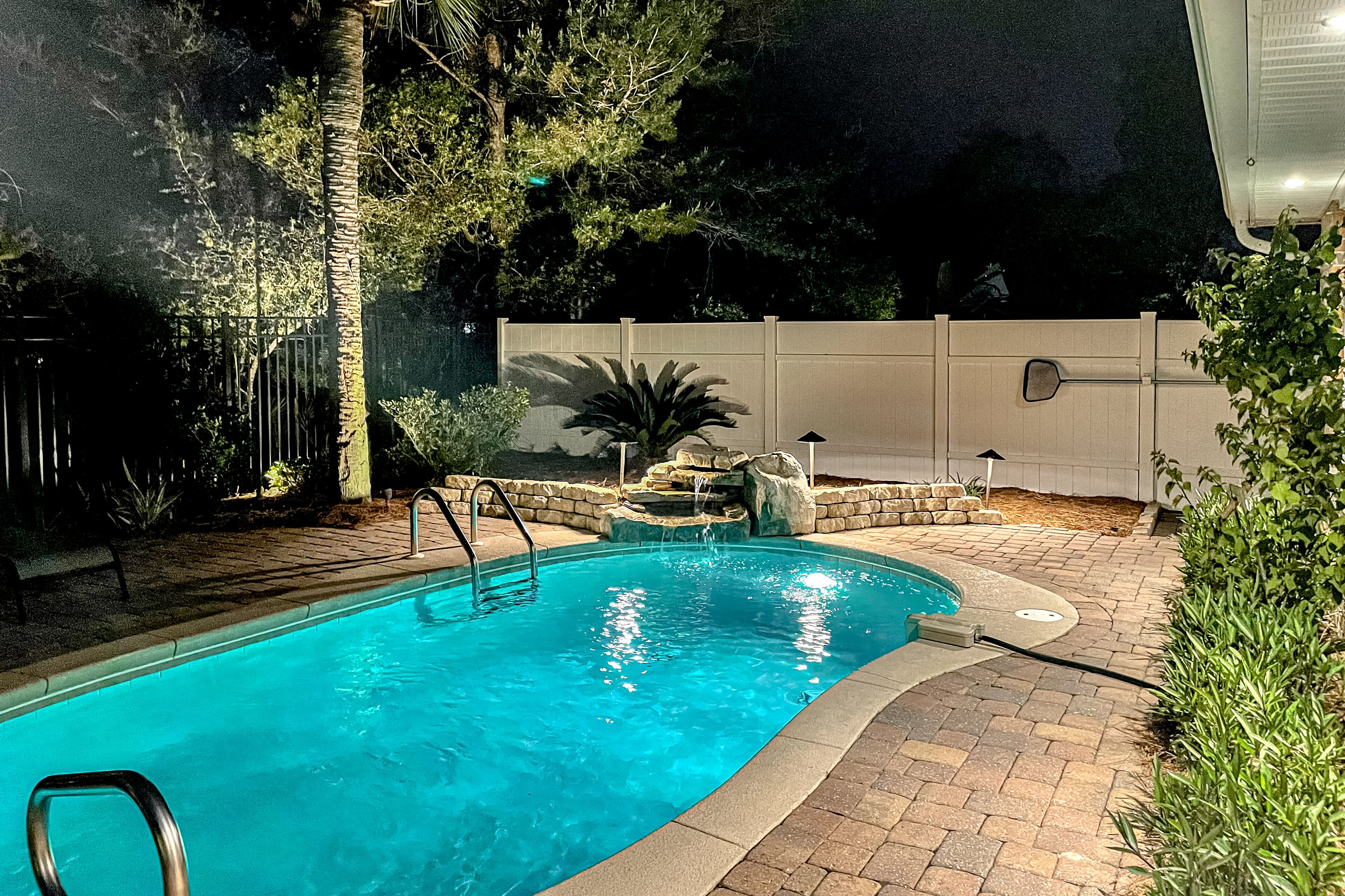 Coastal home with an enclosed yard, pool, adult bikes, grill, W/D, & central AC