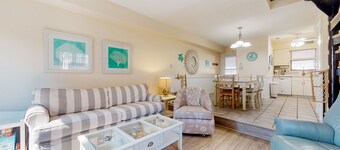 Sea Pines Village - Spectacular condo with W/D, gas grill, balcony, & pool