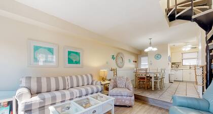 Sea Pines Village - Spectacular condo with W/D, gas grill, balcony, & pool