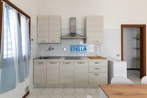 Batterie de cuisine, vaisselle et ustensiles
