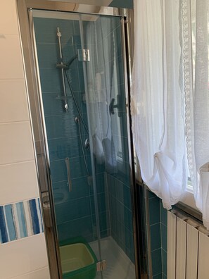 Douche, sèche-cheveux, bidet, savon